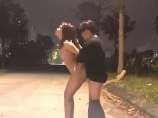 Vã quá địt nhau ở trong công viên video